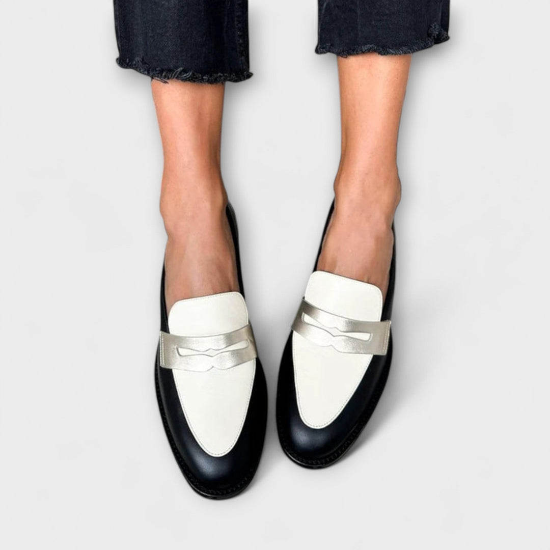 Xara – Zwarte Loafers met Metalen Glans