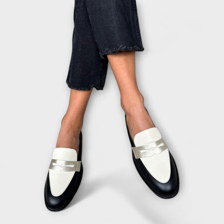 Xara – Zwarte Loafers met Metalen Glans